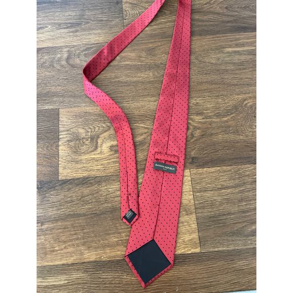 BANANA REPUBLIC 100 % Silk Tie Red & Black Mini Dot Pattern - Picture 3 of 10